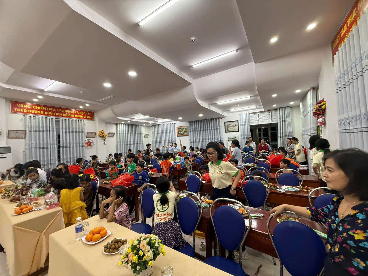 Trung thu cho các bé tại trung tâm bảo trợ trẻ em tại TP Hồ Chí Minh