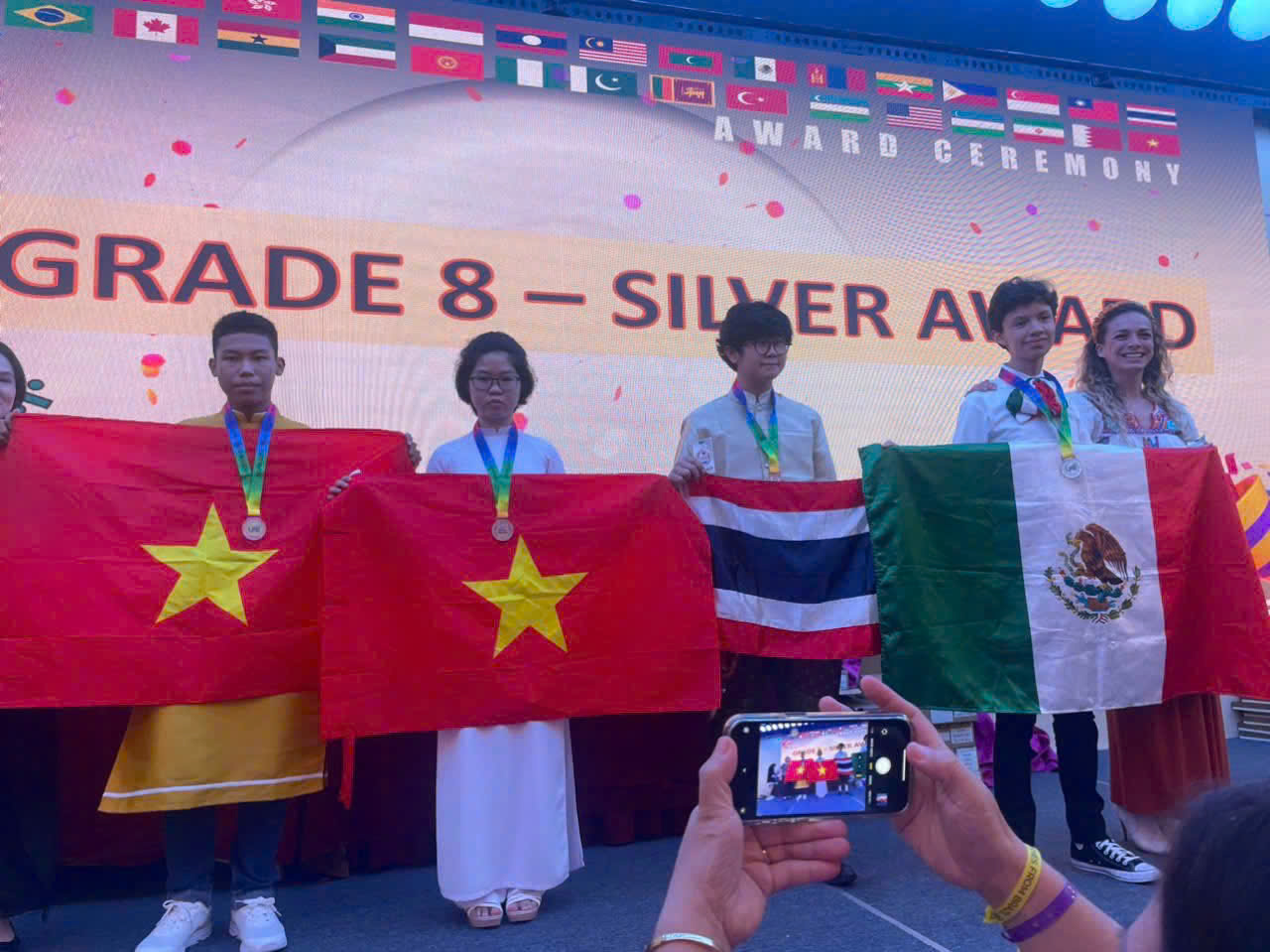 Dự thi tại Singapore và Indonesia