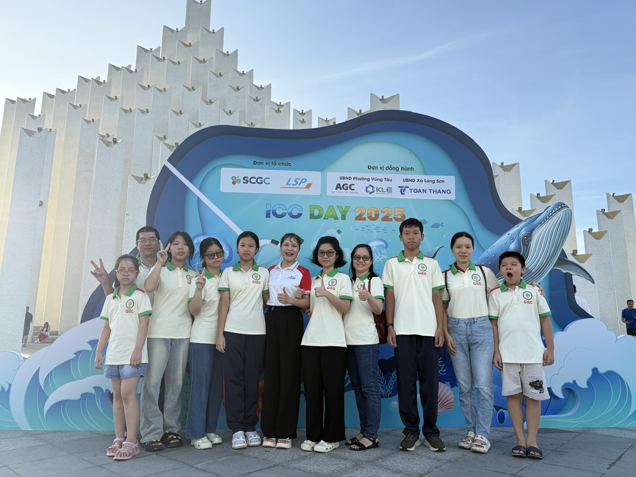 Hoạt động nhặt rác bãi biển kỷ niệm Ngày hội nhặt rác thế giới