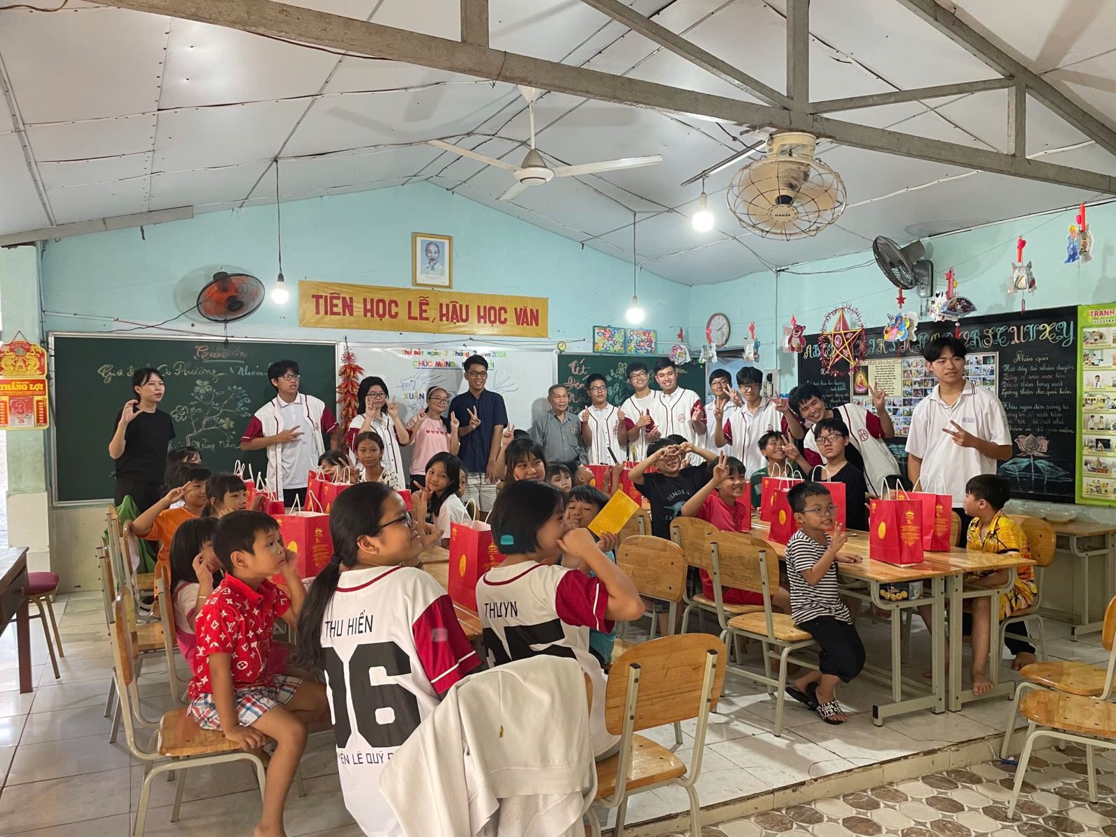 Dạy học tại lớp học tình thương - thầy Thảo