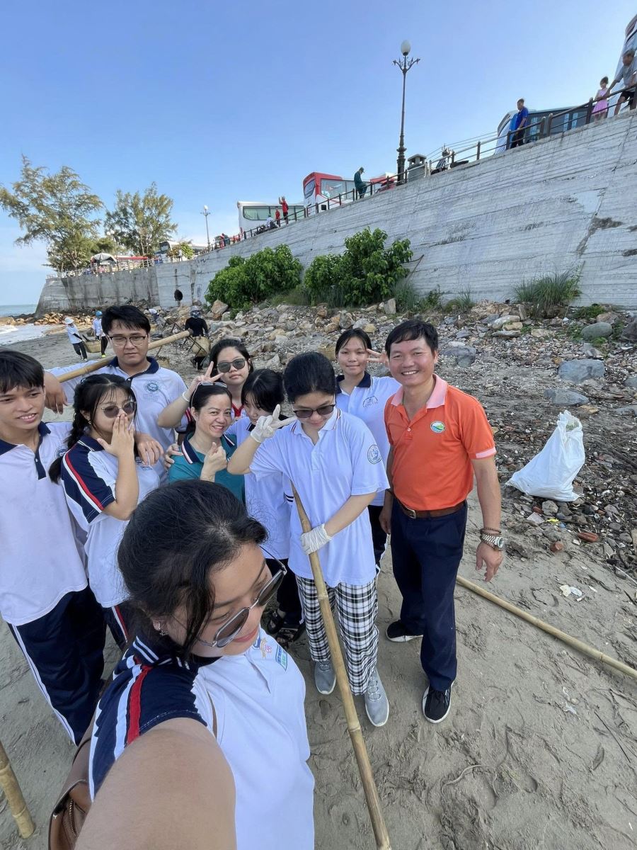 Nhặt rác bãi biển và trồng cây tại Mũi Nghi Phong