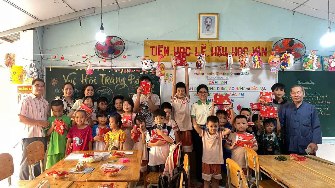 Phát quà trung thu cho các hoàn cảnh khó khăn tại các lớp học tình thương và tại các khu phố trên địa bàn thành phố Vũng Tàu