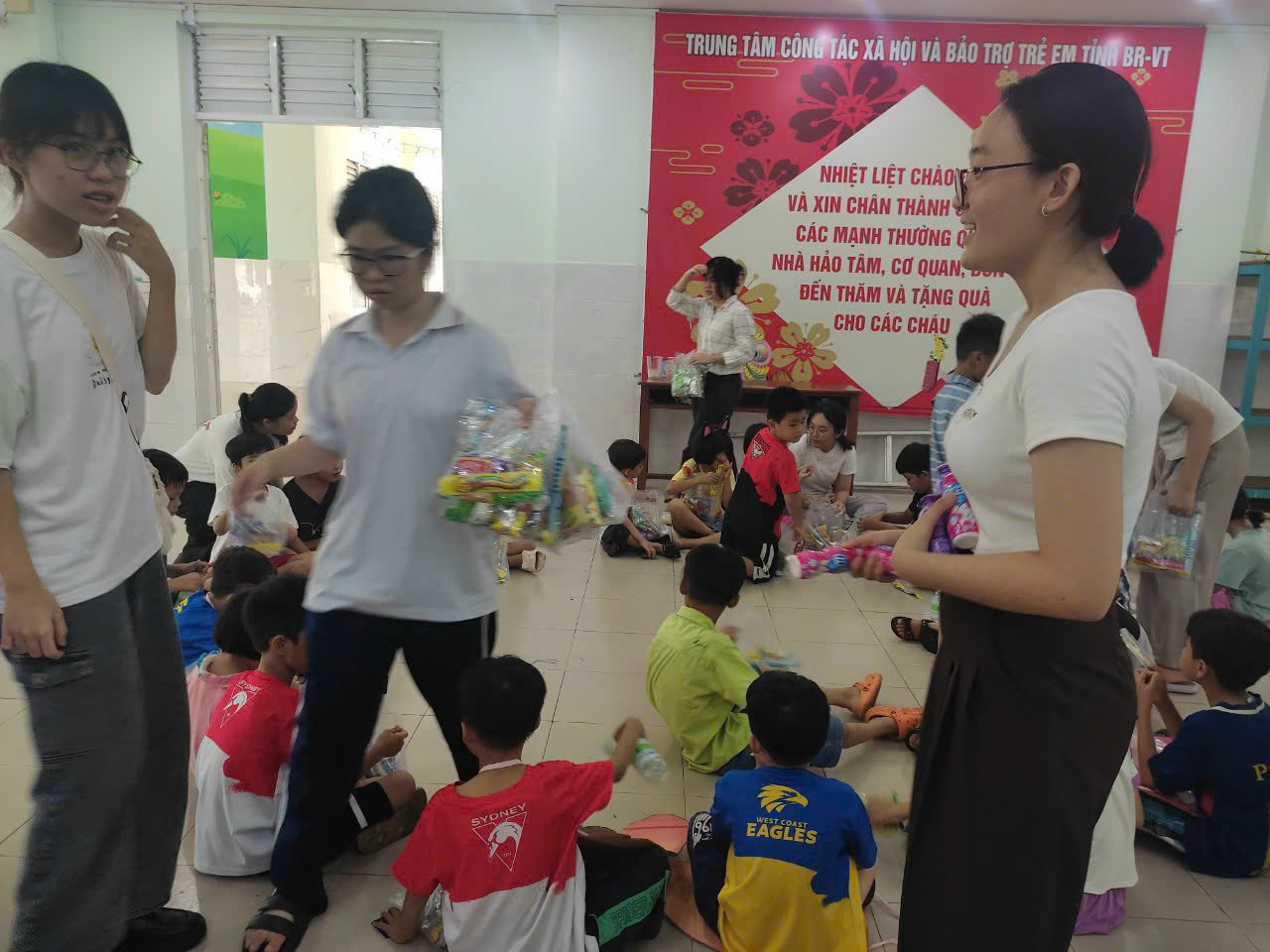 Thăm và tặng quà trẻ em mồ côi 27.5.2024